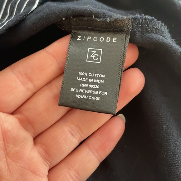 White and navy blue t-shirt *Bundle 3/15$* - Picture 4 of 4